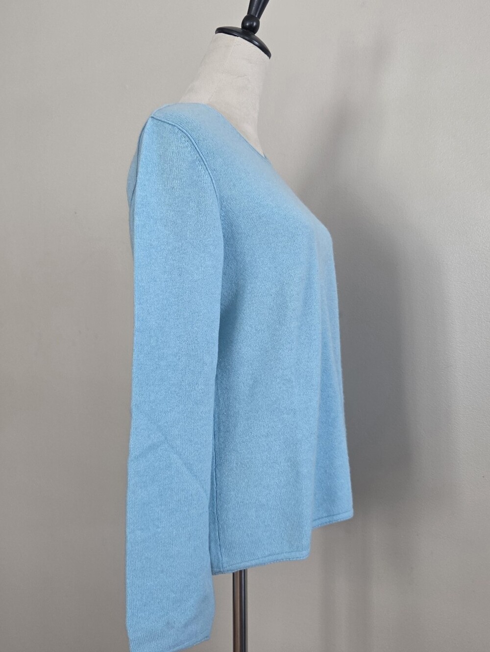 LL Bean Women's Light Blue Crewneck Cashmere Sweater - Picture 4 of 7
